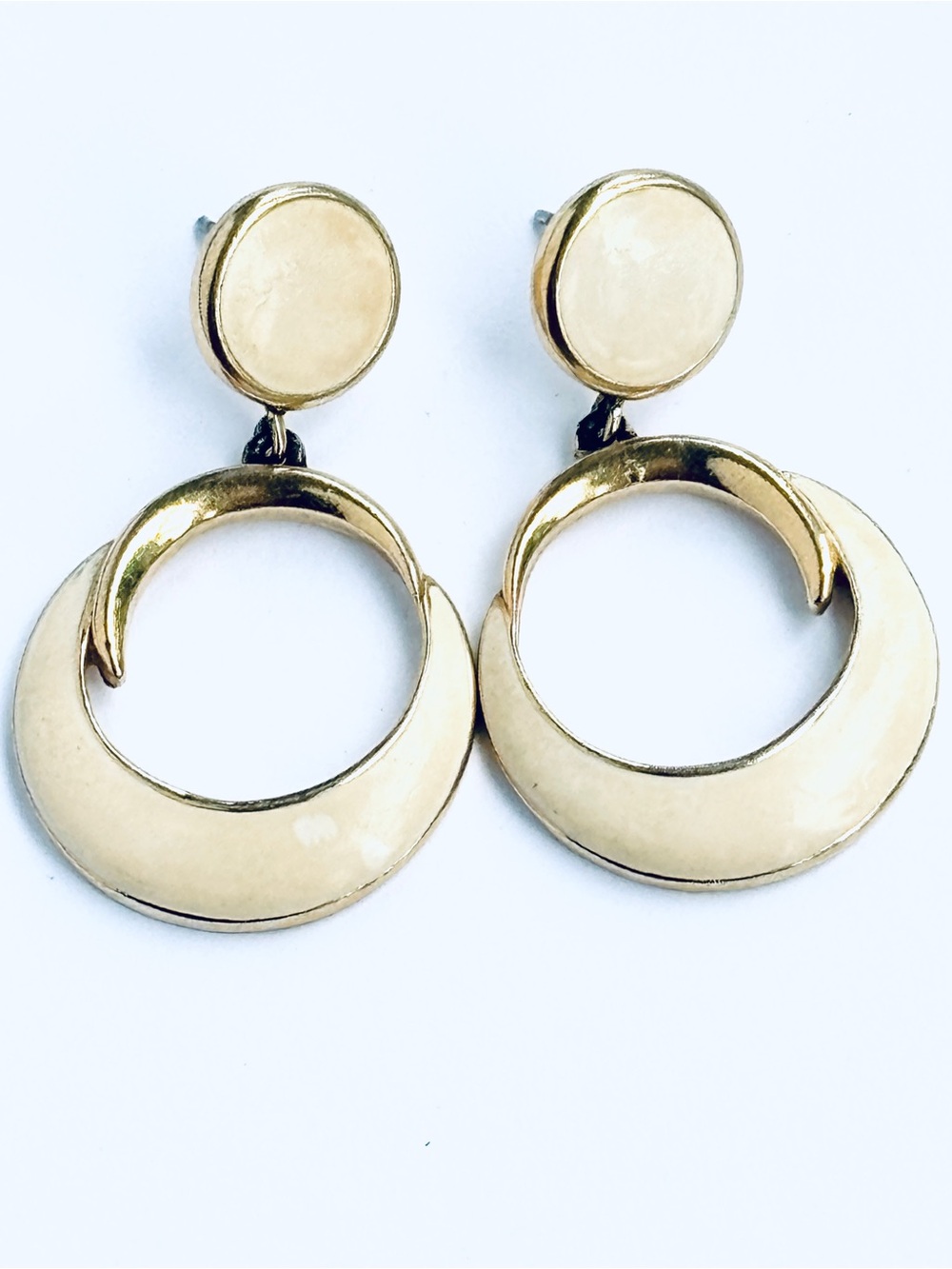 Trifari Vintage 80s 90s Cream Enamel Gold Tone Dangle Pierced Earrings